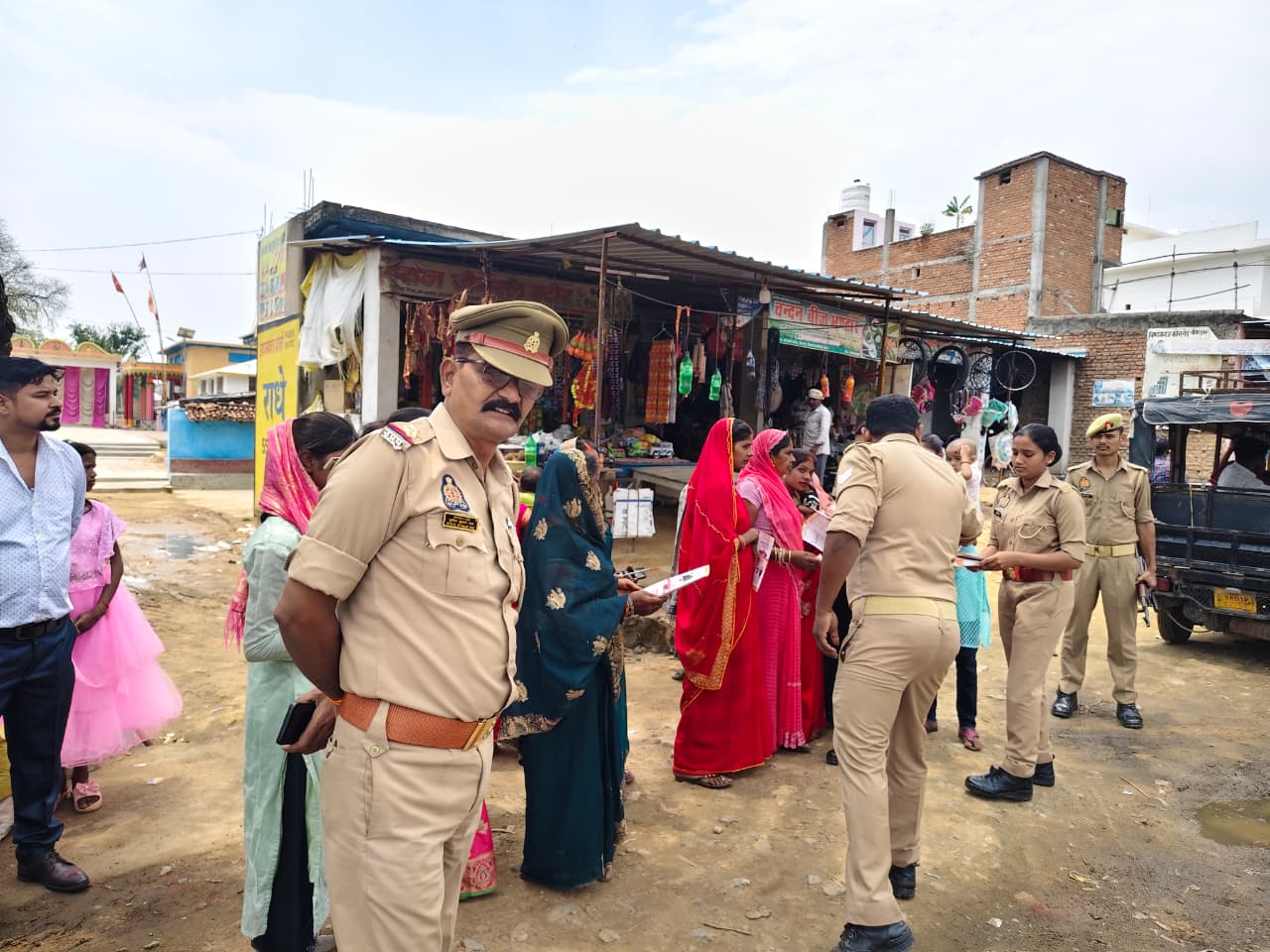 मां काली मंदिर परिसर के सामने मिशन शक्ति के तहत महिलाओं को किया गया जागरूक