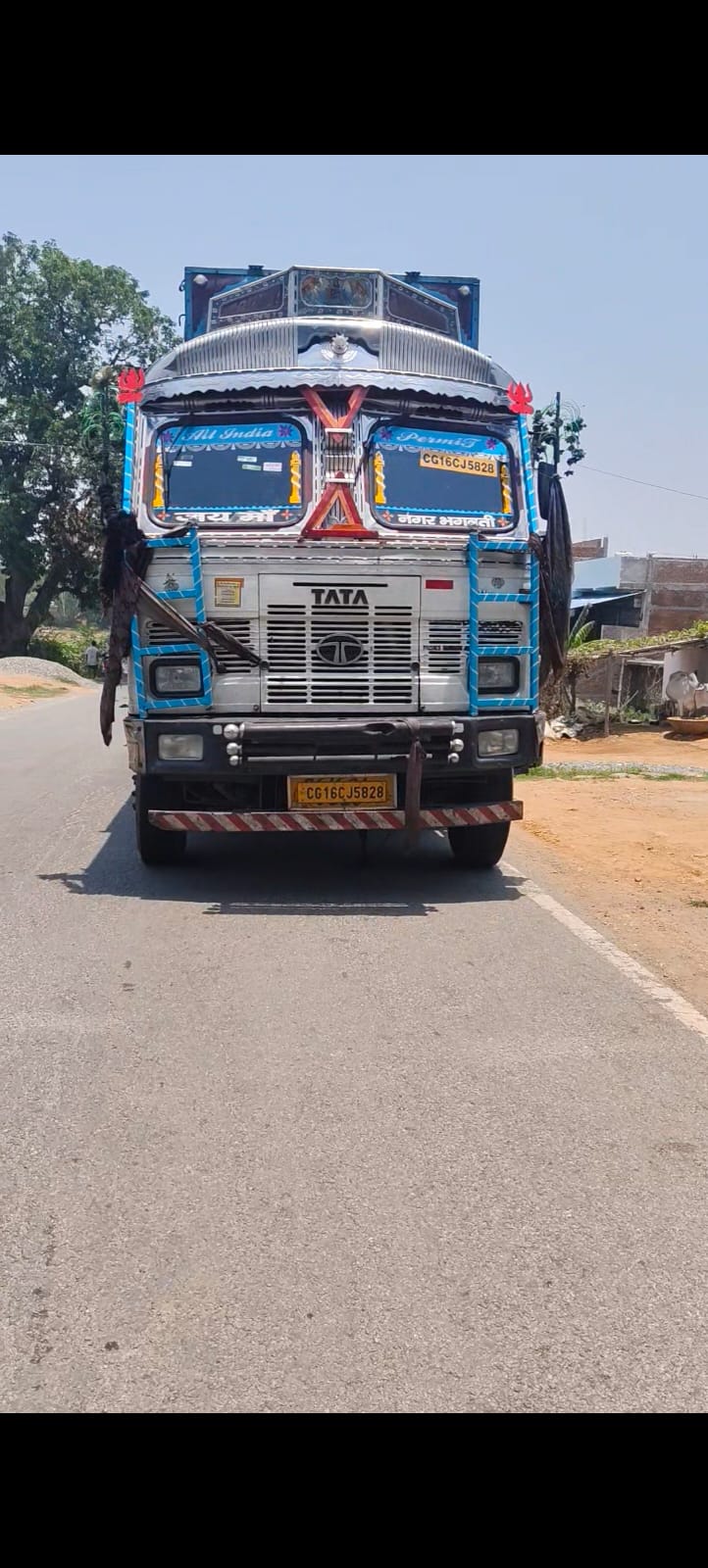 विंढमगंज में ट्रक और बाइक की जोरदार भिड़ंत, दो लोग घायल