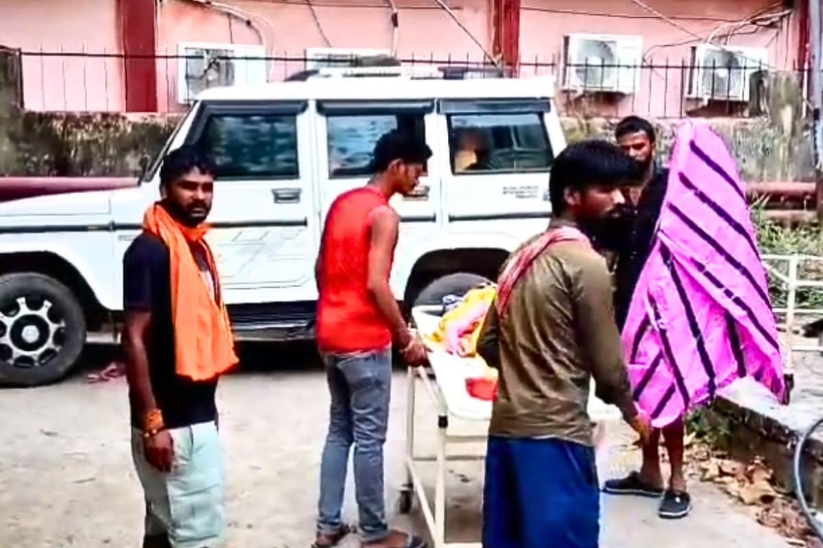 Gumla News: किशोरी की मौत बनी मिस्ट्री! चिता से लाश उठाकर लाई पुलिस, चौंक पड़े गांववाले
