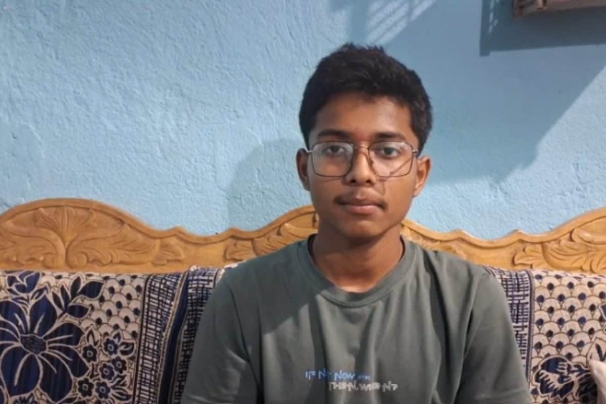 CBSE 12वीं रिजल्ट में गुमला के छात्रों का जलवा! कॉमर्स में जिला टॉपर बने अच्युत कुमार