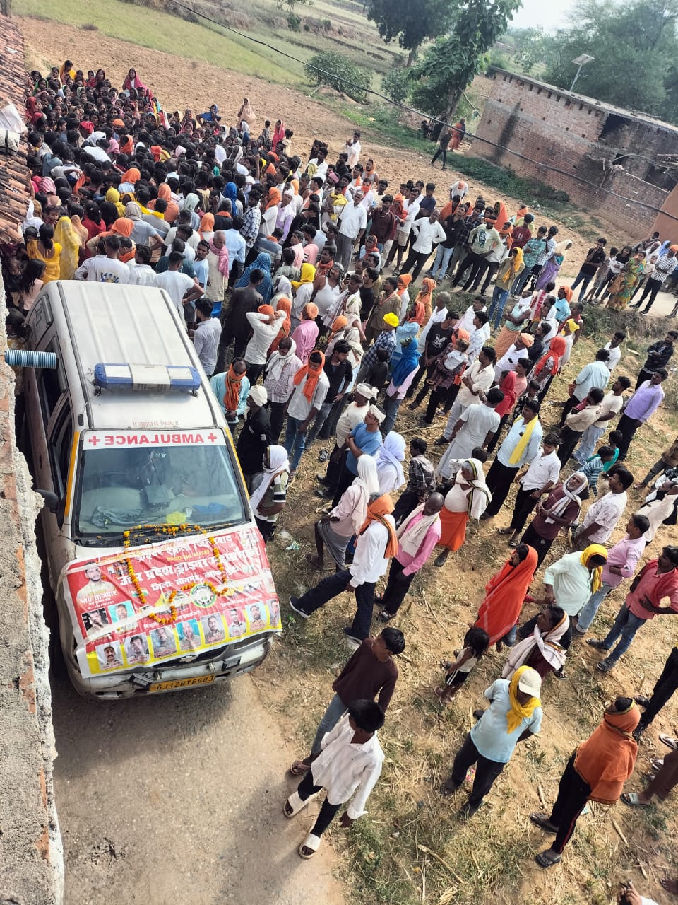 कमाने गया था गुजरात, बहन की शादी के सपने अधूरे छोड़ गया आशीष; शव पहुंचते ही गांव में पसरा मातम