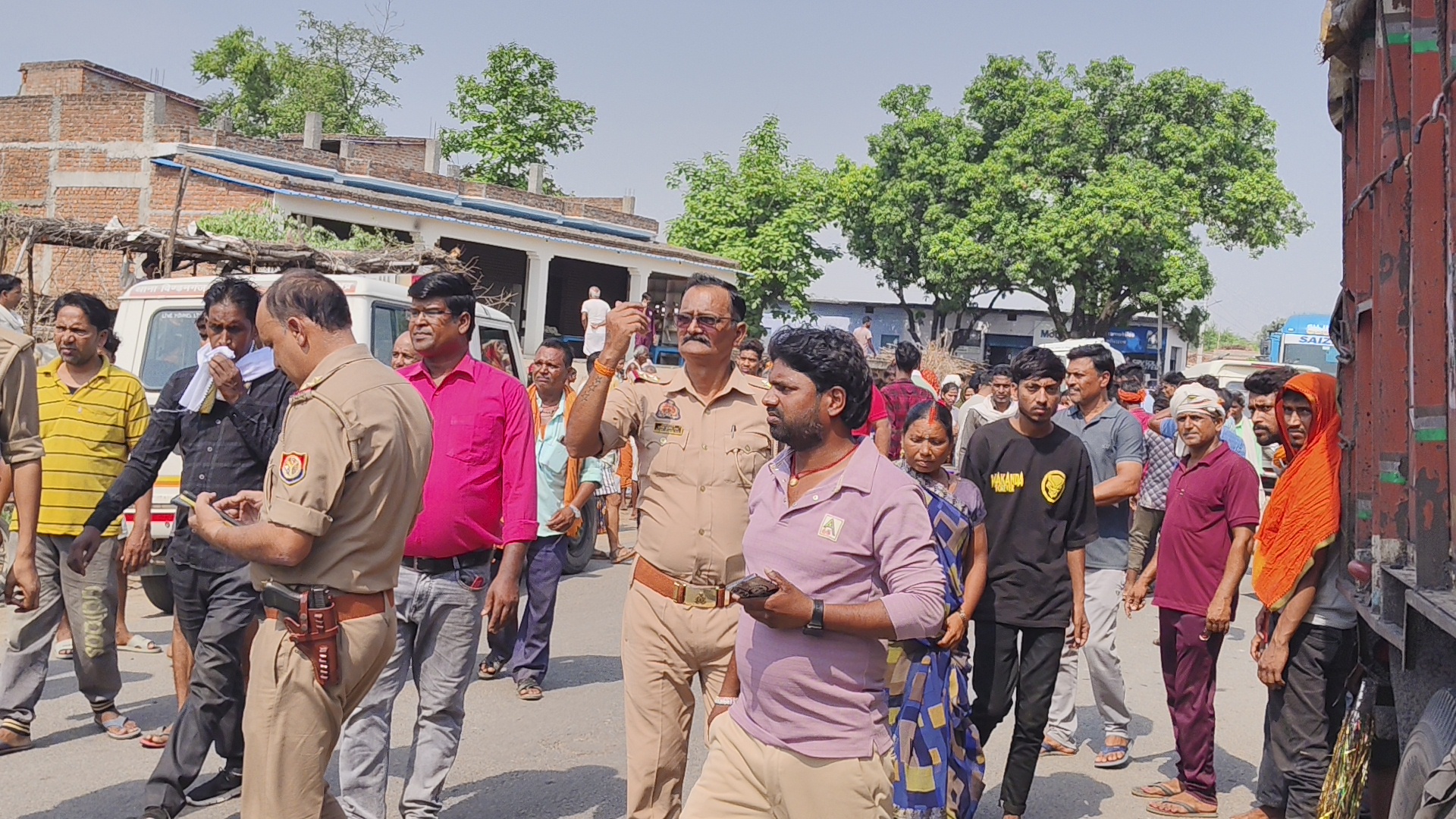 NH-39 पर ट्रक की चपेट में आने से दिव्यांग ई-रिक्शा चालक की मौत, परिवार पर टूटा दुखों का पहाड़