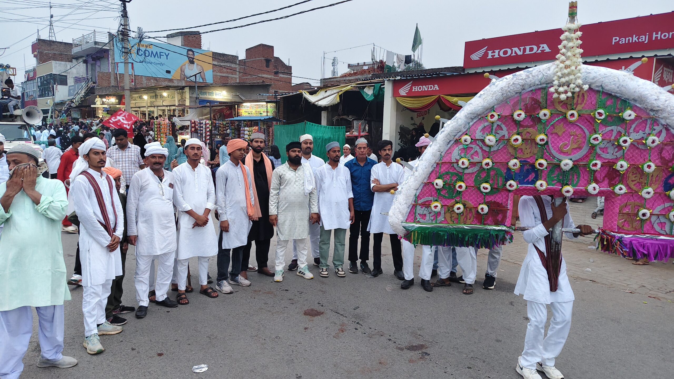 मुहर्रम पर गूंजा भाईचारे का संदेश: विंढमगंज में शांतिपूर्वक निकला जुलूस, युवाओं की सेवा बनी मिसाल