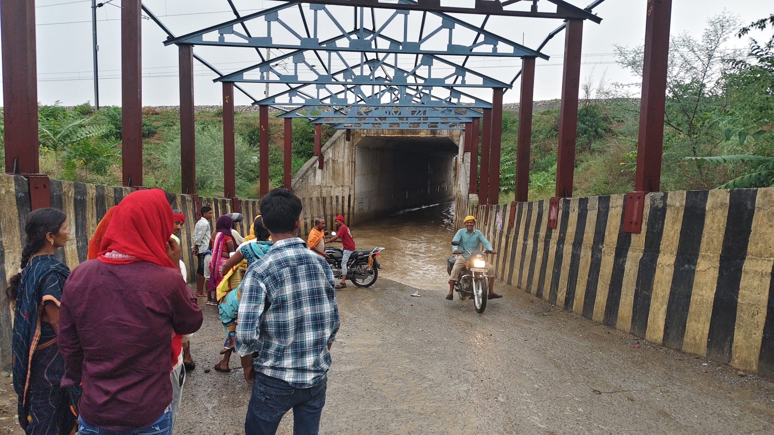 मूसलाधार बारिश ने खोली रेलवे अंडरपास की पोल, विंढमगंज–कोन मार्ग पर घंटों ठप रहा आवागमन, सैकड़ों लोग फंसे