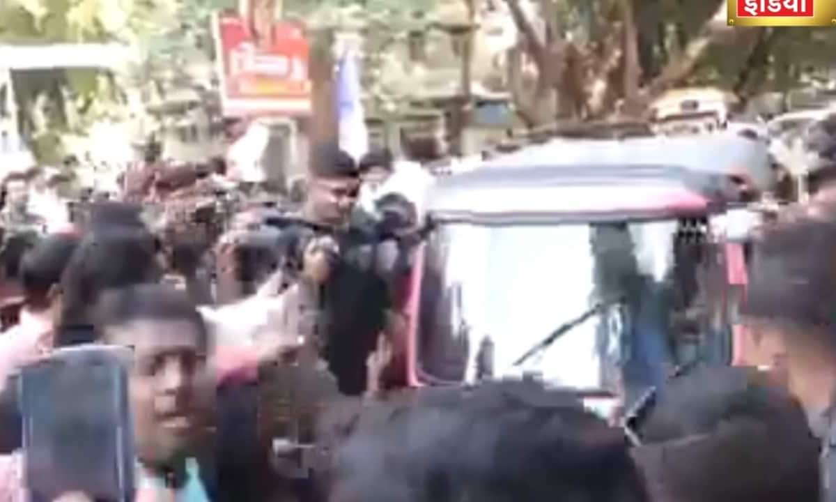 जब CM की वाइफ चला रही थी ऑटो, तो पैसेंजर सीट पर थीं भूमि पेडनेकर, वायरल हुआ वीडियो