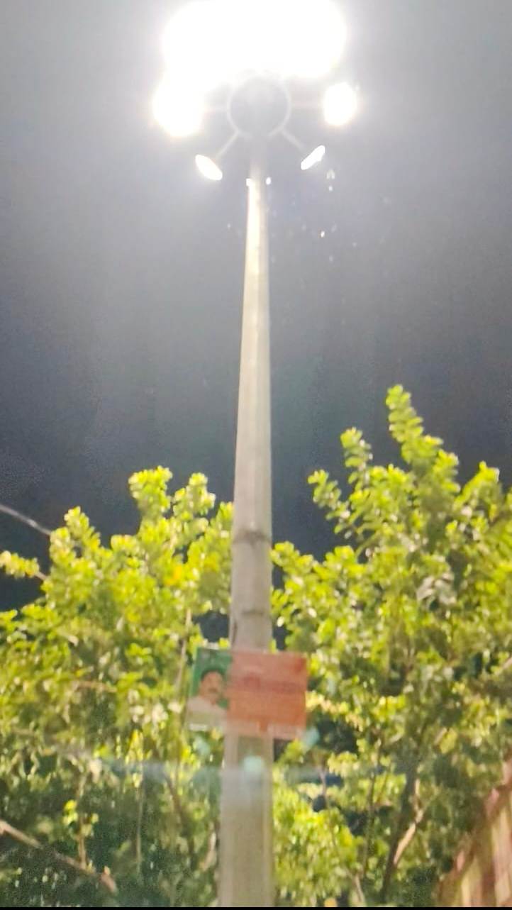 सलैयाडीह के कोन मोड़ मार्ग पर हाईमास्ट लाइट से जगमगाया क्षेत्र, ग्रामीणों में हर्ष