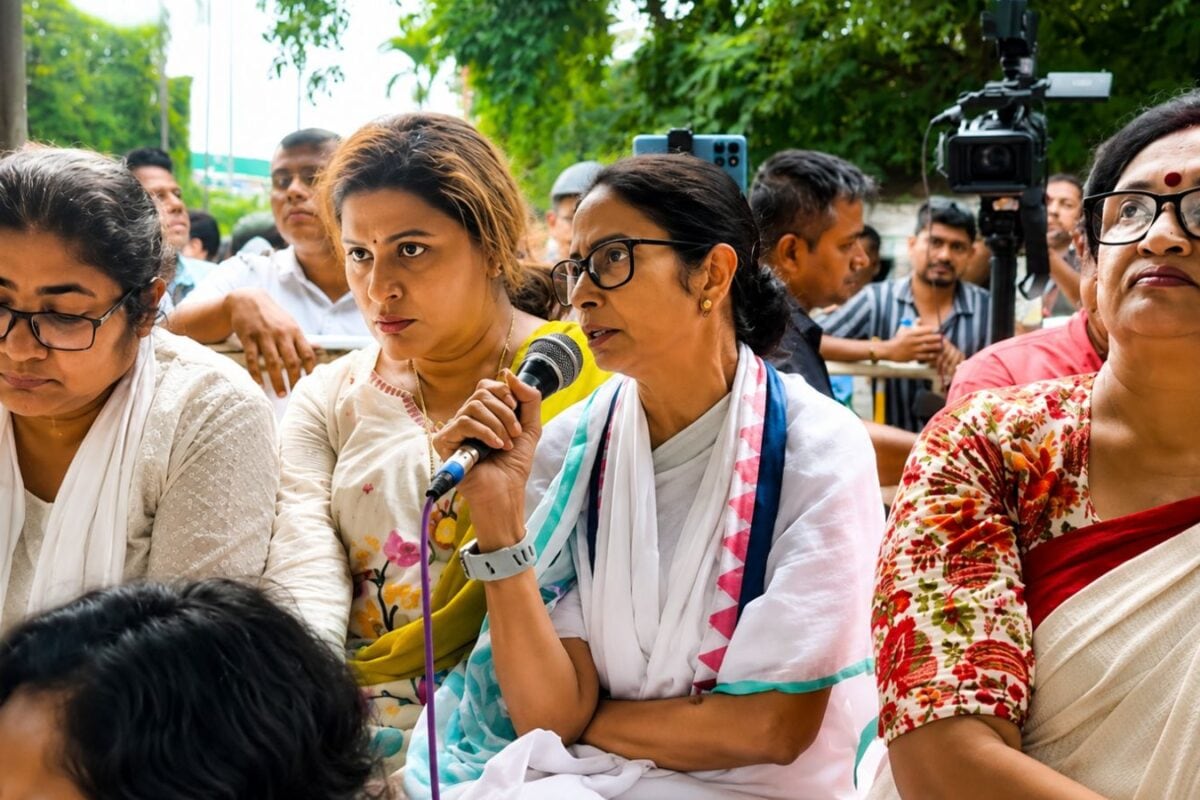 दो चिट्ठियां और कॉमन सिग्नेचर, एक ही विधायक दोनों तरफ! असली TMC कौन? ममता बनर्जी के साथ हो गया महाराष्ट्र जैसा ‘खेला’