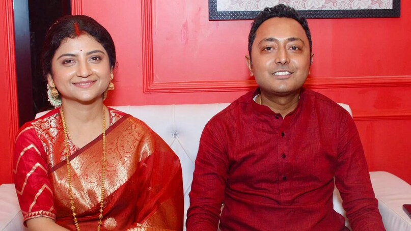 सिंगर की प्रेम कहानी भी उतनी ही कमाल है, जितनी कमाल की उनकी आवाज है. देबराज चक्रवर्ती के साथ उनकी लव स्टोरी किसी फिल्म की कहानी से कम नहीं है. दोनों का प्यार अदिति के गानों से शुरू हुआ था. 