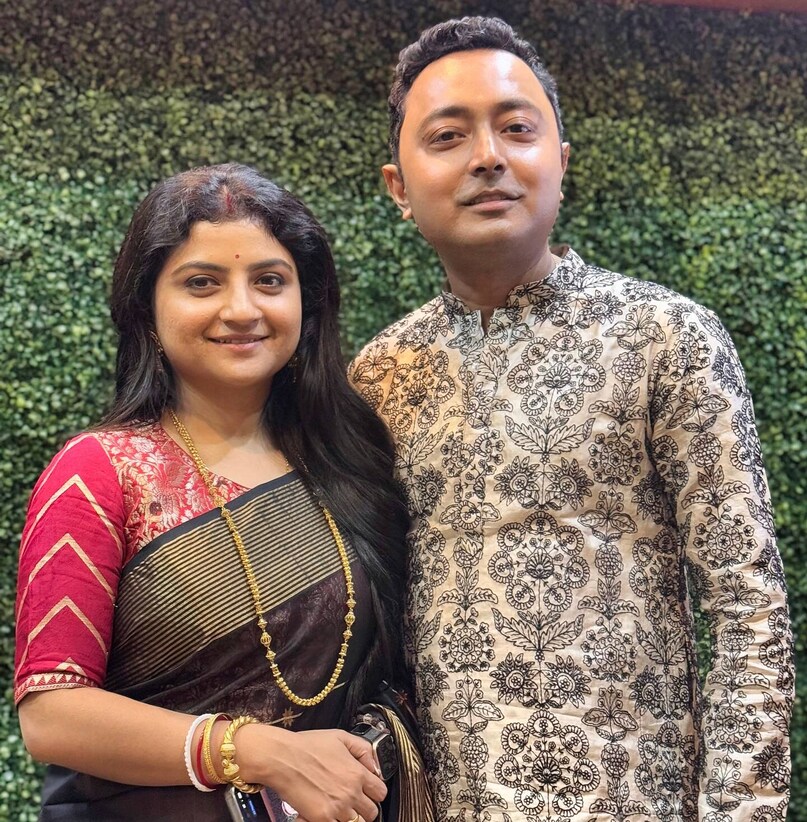 इस खूबसूरत कहानी की शुरुआत तब हुई जब देबराज ने पहली बार अदिति को मंच पर गाते हुए सुना था. अदिति की भक्ति और सुरों के जादू ने देबराज के दिल पर गहरा असर किया. वे उनके मुरीद हो गए और उन्होंने अदिति से संपर्क करने की कोशिशें शुरू कर दीं.