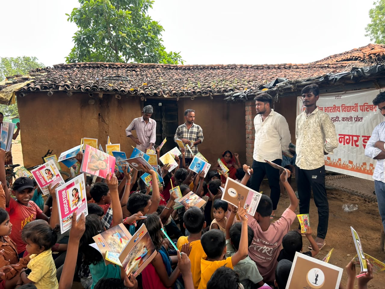 विद्यार्थी परिषद ने धारतीडोलवा बस्ती में बांटी शिक्षण सामग्री, बच्चों के चेहरे खिले  विण्ढमगंज (दुद्धी),