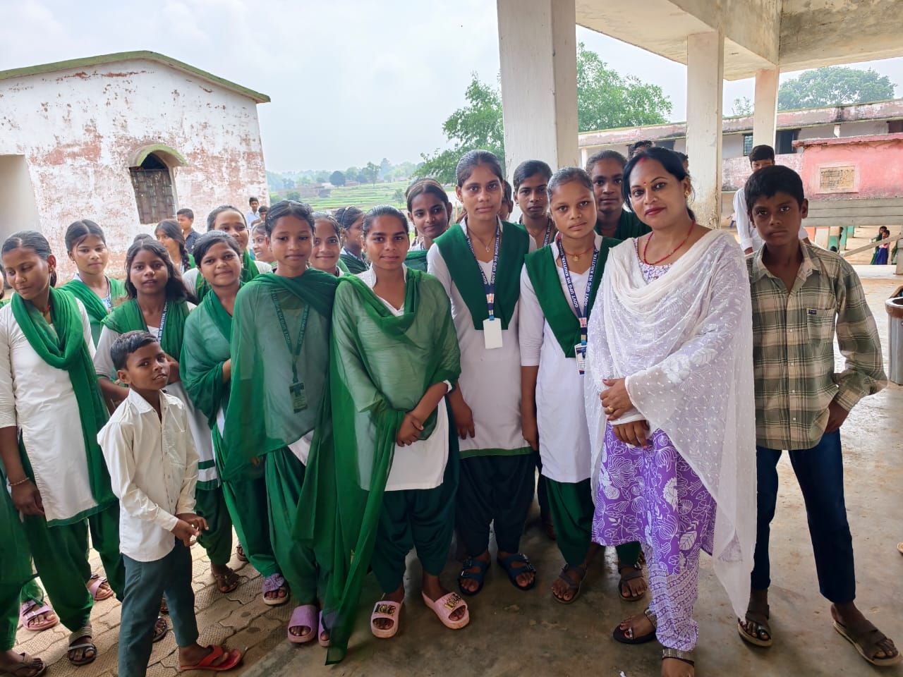 उत्क्रमित मध्य विद्यालय खुटिया में पहली महिला सहायक आचार्य ने संभाला कार्यभार