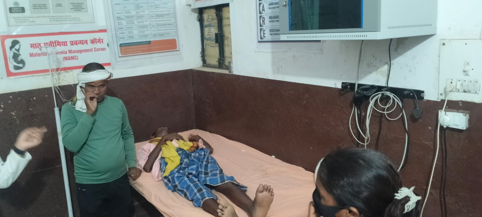 रसेल वाइपर के डसने के बाद पांच घंटे तक झाड़-फूंक, हालत बिगड़ने पर अस्पताल पहुंचा 50 वर्षीय व्यक्ति पैर में बढ़ती सूजन के बाद परिजनों ने बुलाई एंबुलेंस, सीएचसी में उपचार जारी