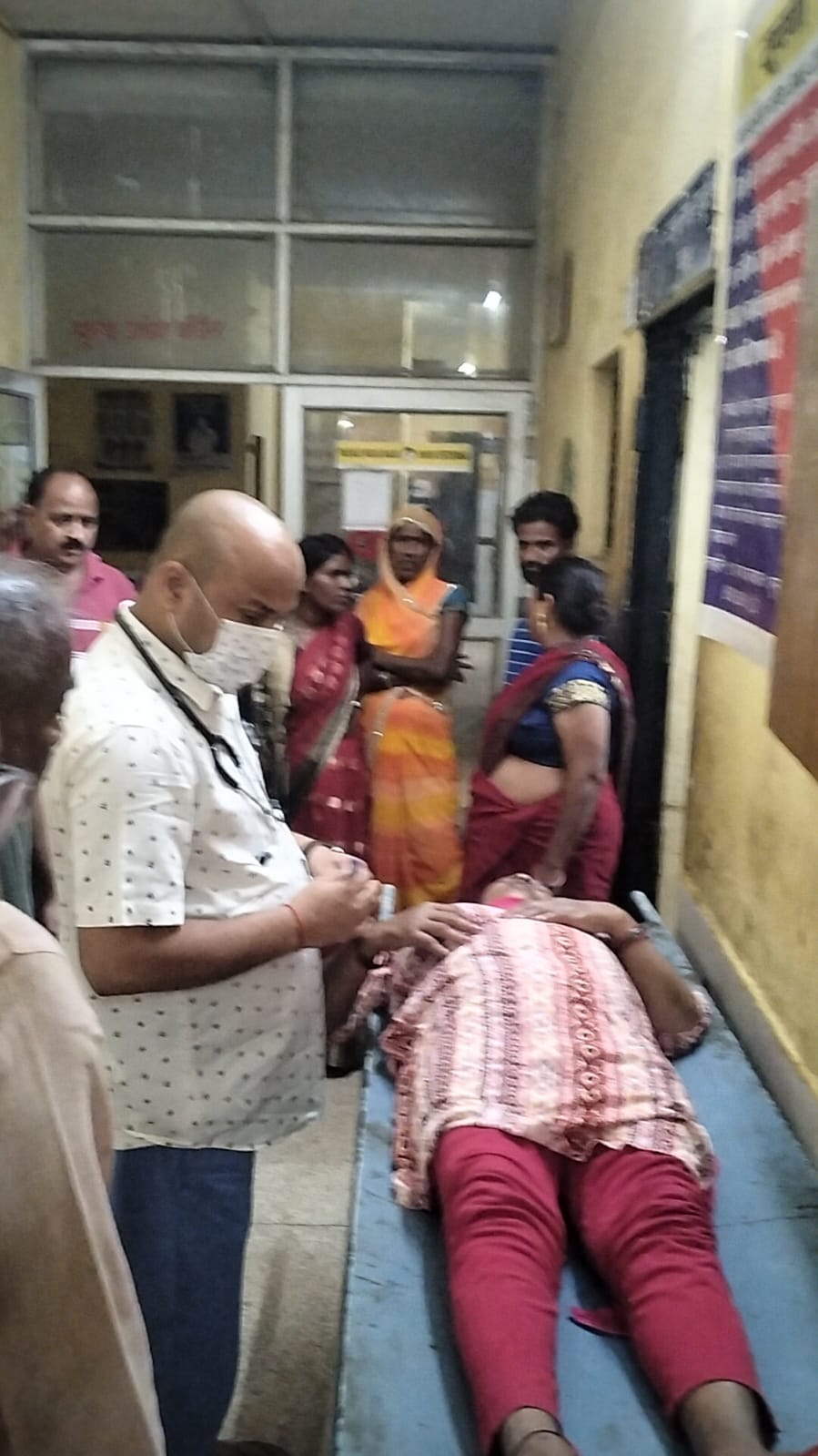 तेज रफ्तार स्कार्पियो ने बाइक सवार भाइयों को टक्कर मारी, वाहन 10 फीट गड्ढे में पलटा , तीन घायल, इलाज सीएचसी में जारी