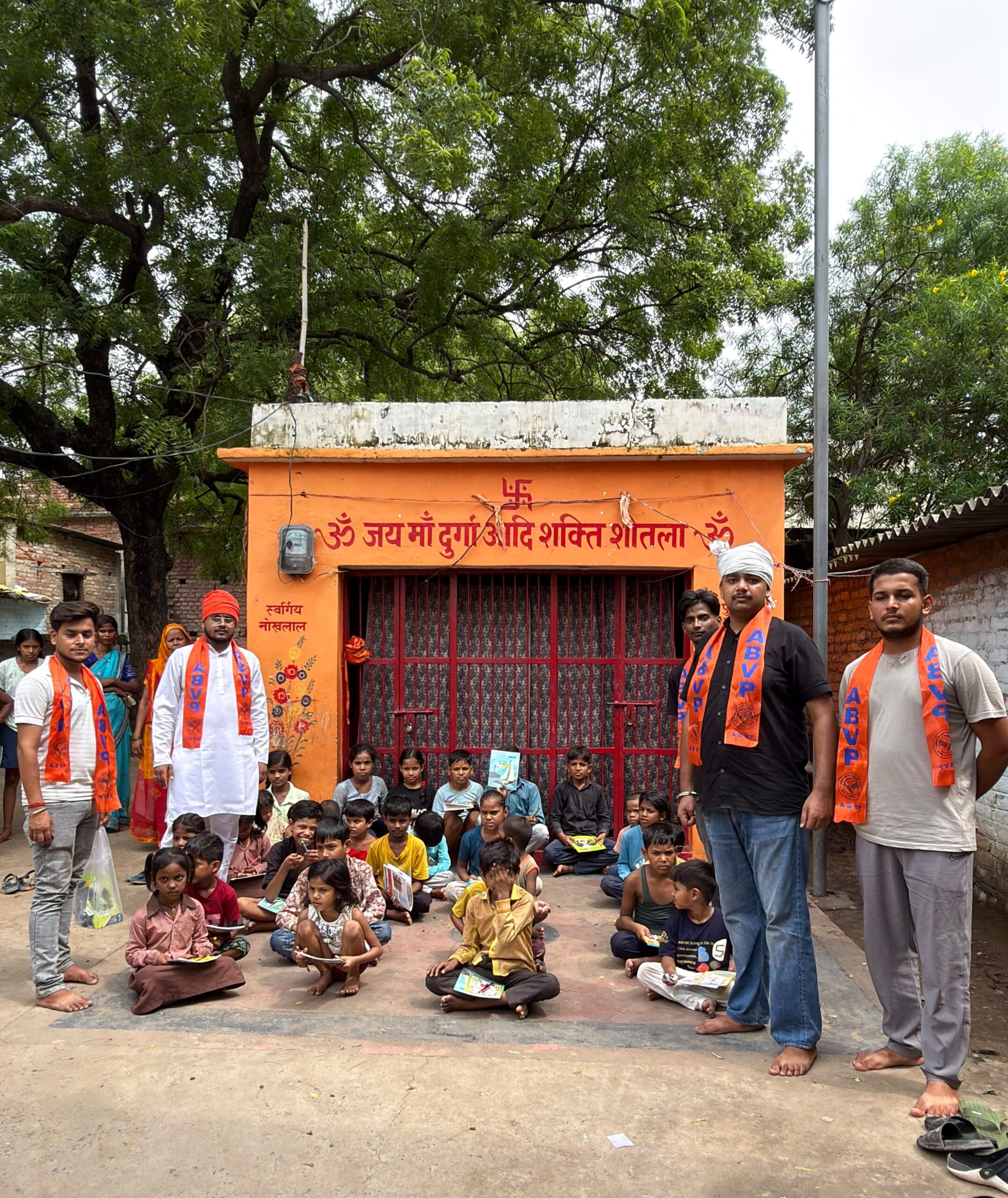 अखिल भारतीय विद्यार्थी परिषद के स्थापना दिवस पर ओबरा भलुवा टोला सेवा बस्ती में पठन-पाठन सामग्री किया वितरण