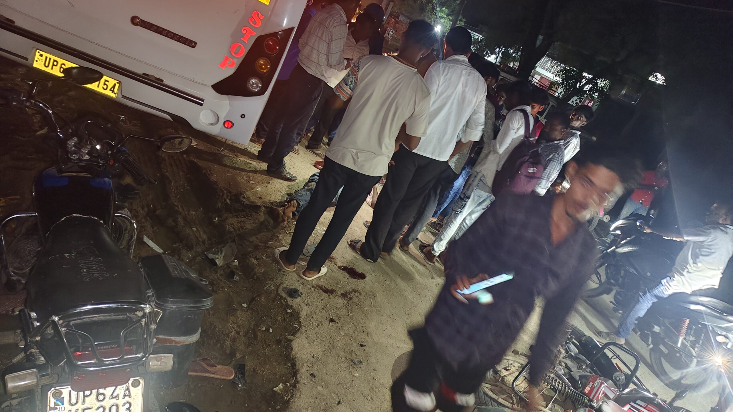 कोन मोड़ चौराहे पर सड़क हादसा, निजी वाहन चालक गंभीर रूप से घायल, पुलिस ने पहुंचाया अस्पताल