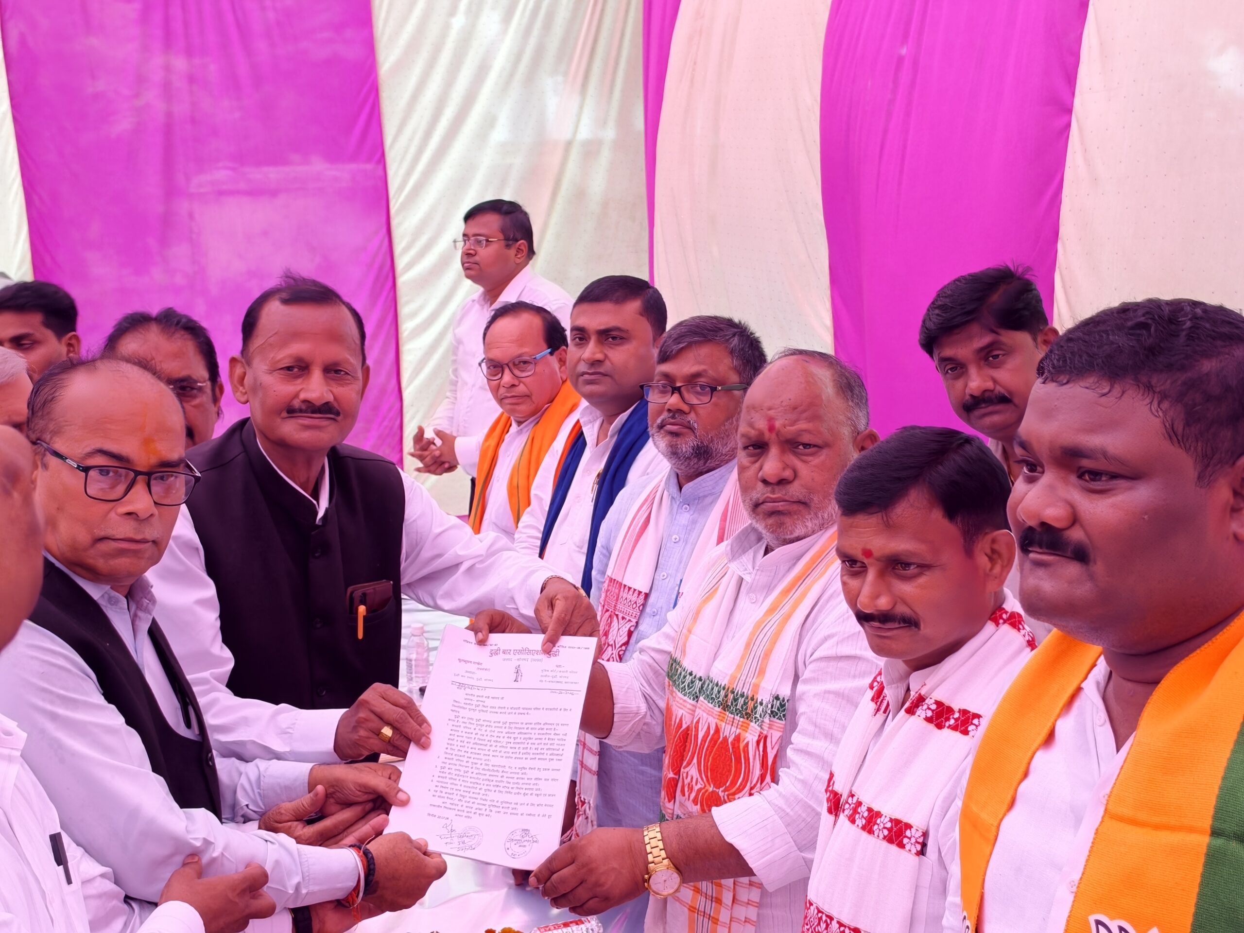 प्रभारी मंत्री को सौंपा गया दो सूत्रीय ज्ञापन, इंटर कॉलेज के जर्जर भवन के पुनर्निर्माण और दो एक्सप्रेस ट्रेनों के ठहराव की उठी मांग
