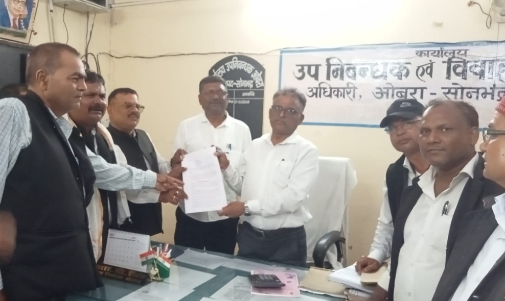 अधिवक्ताओं ने स्टांप एवं पंजीयन विभाग मंत्री के नाम संबोधित ज्ञापन उप निबंधन अधिकारी ओबरा को सौंपा ज्ञापन