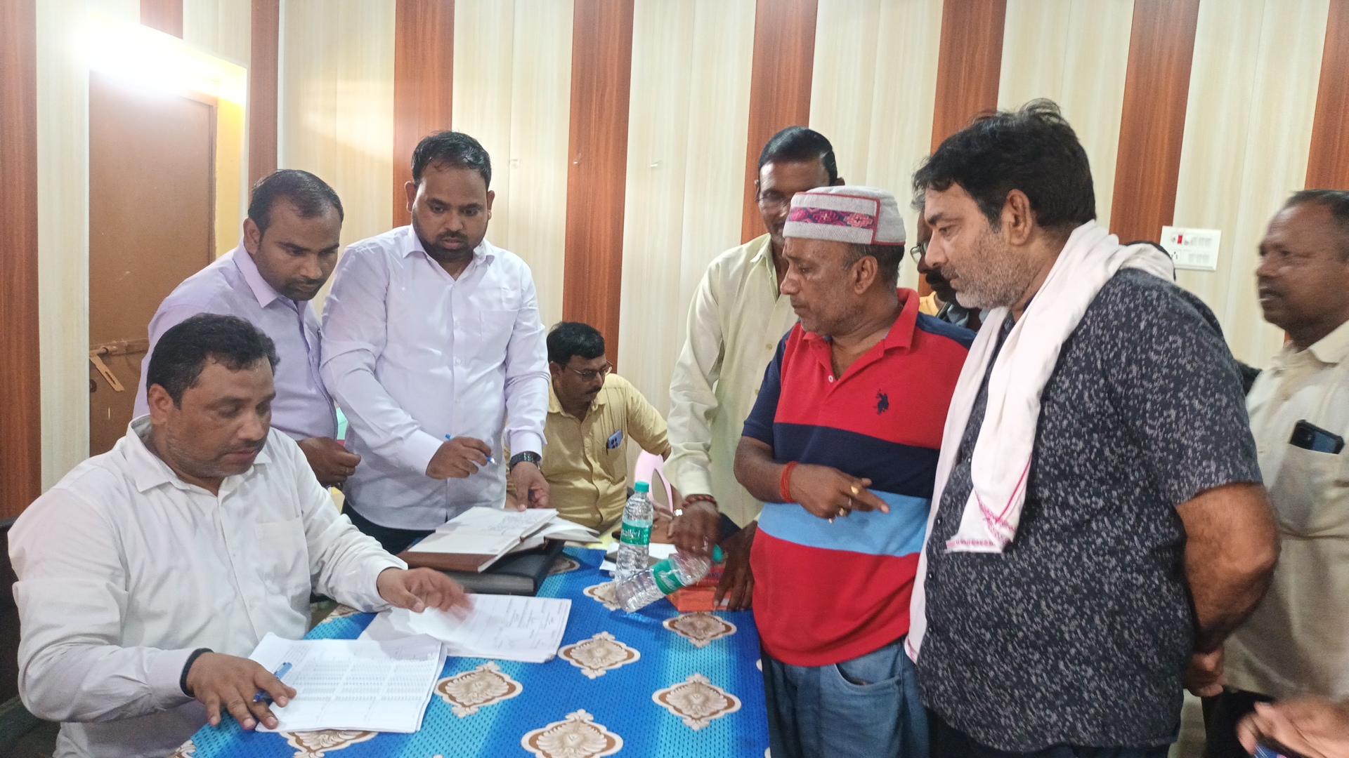विढ़मगंज मे कनहर सिंचाई परियोजना  जन चौपाल गांव कि समस्या,गांव में सामाधान मे  शामिल हुए लोगो ने उचित मुवावजा या जमीन के बदले जमीन की की मांग