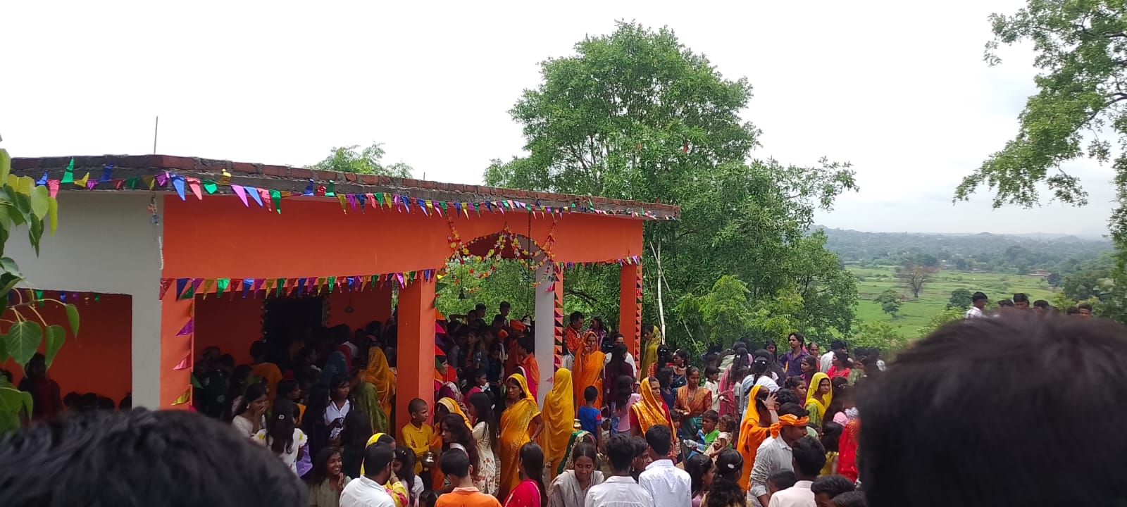 सावन के पहले सोमवार पर गलगली मंदिर में उमड़ी श्रद्धालुओं की भीड़, जलाभिषेक कर मांगी सुख-शांति की कामना