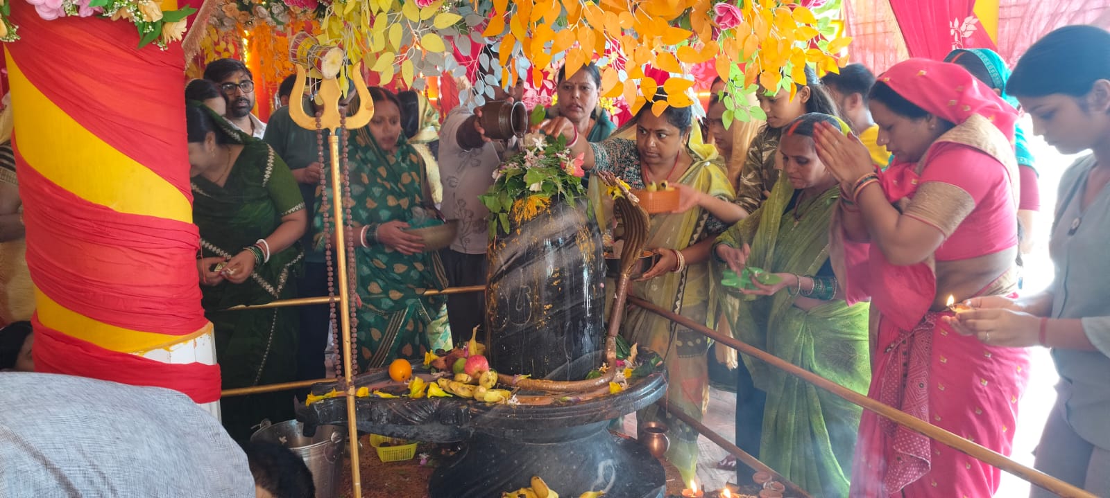 सावन के पहले सोमवार पर शिवालयों में उमड़ा जनसैलाब, हर हर महादेव के जयकारों से गुंजायमान हुआ नगर