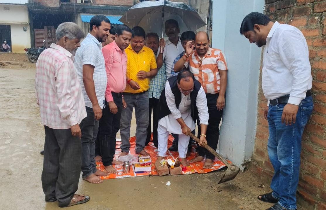 82 लाख की लागत से बनेगी सीसी रोड, चेयरमैन कमलेश मोहन ने किया भूमि पूजन