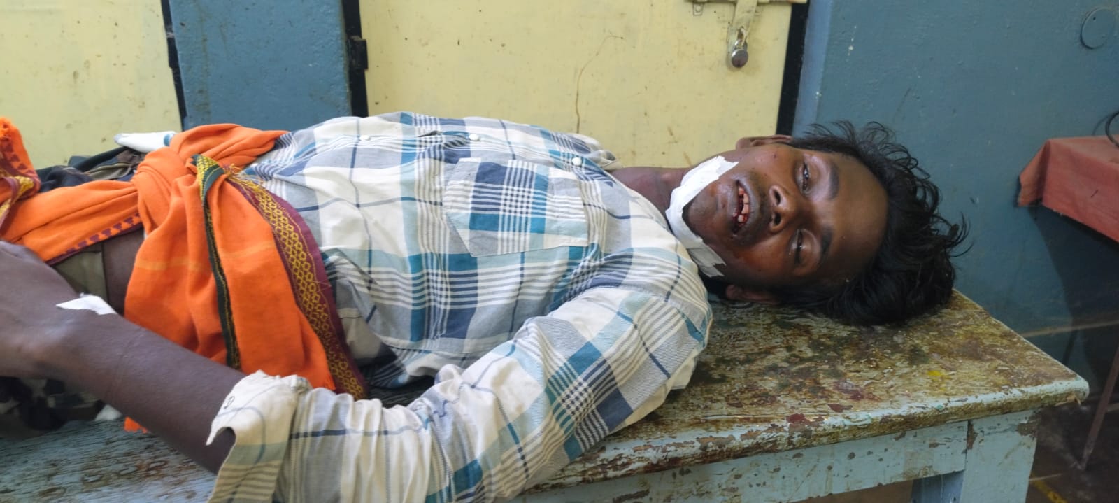 दुद्धी–विंढमगंज पर मैजिक की टक्कर से नशे में धूत बाइक सवार युवक गंभीर रूप से घायल, जिला अस्पताल रेफर