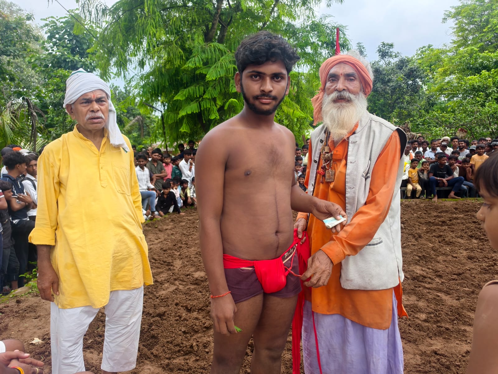 नागपंचमी पर हनुमान मंदिर परिसर में सजा कुश्ती का अखाड़ा, पहलवानों ने दिखाया दमखम
