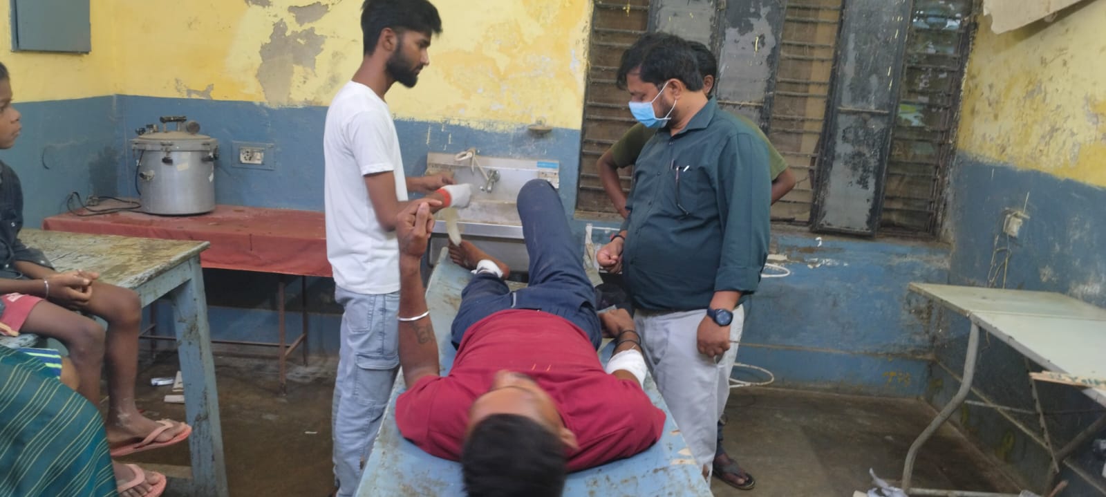 बाइक दुर्घटना में युवक का पैर फ्रैक्चर, जिला अस्पताल रेफर