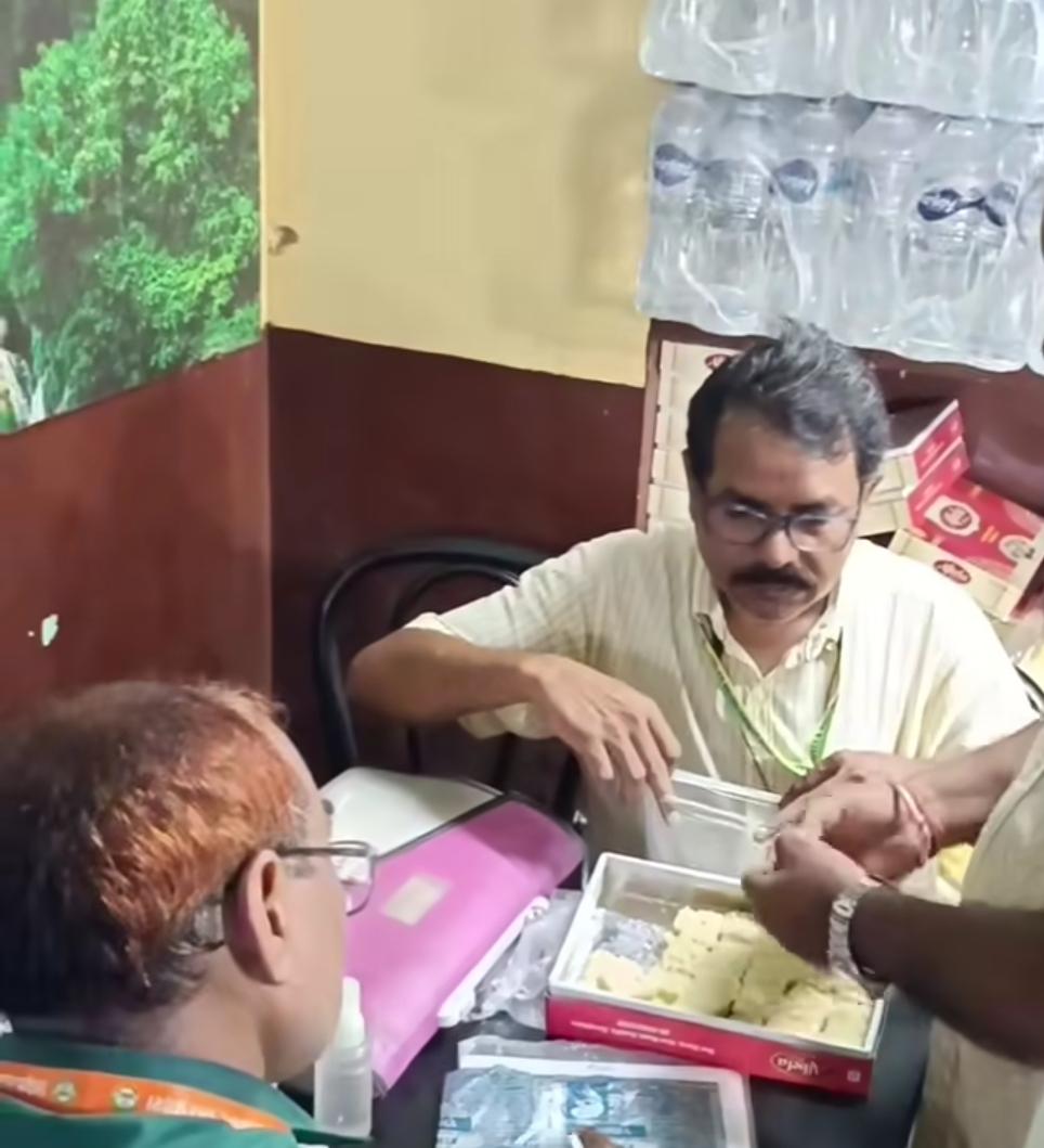 रक्षाबंधन पर्व को लेकर दुद्धी में मिठाई दुकानों पर छापेमारी, खाद्य विभाग ने लिए सैंपल