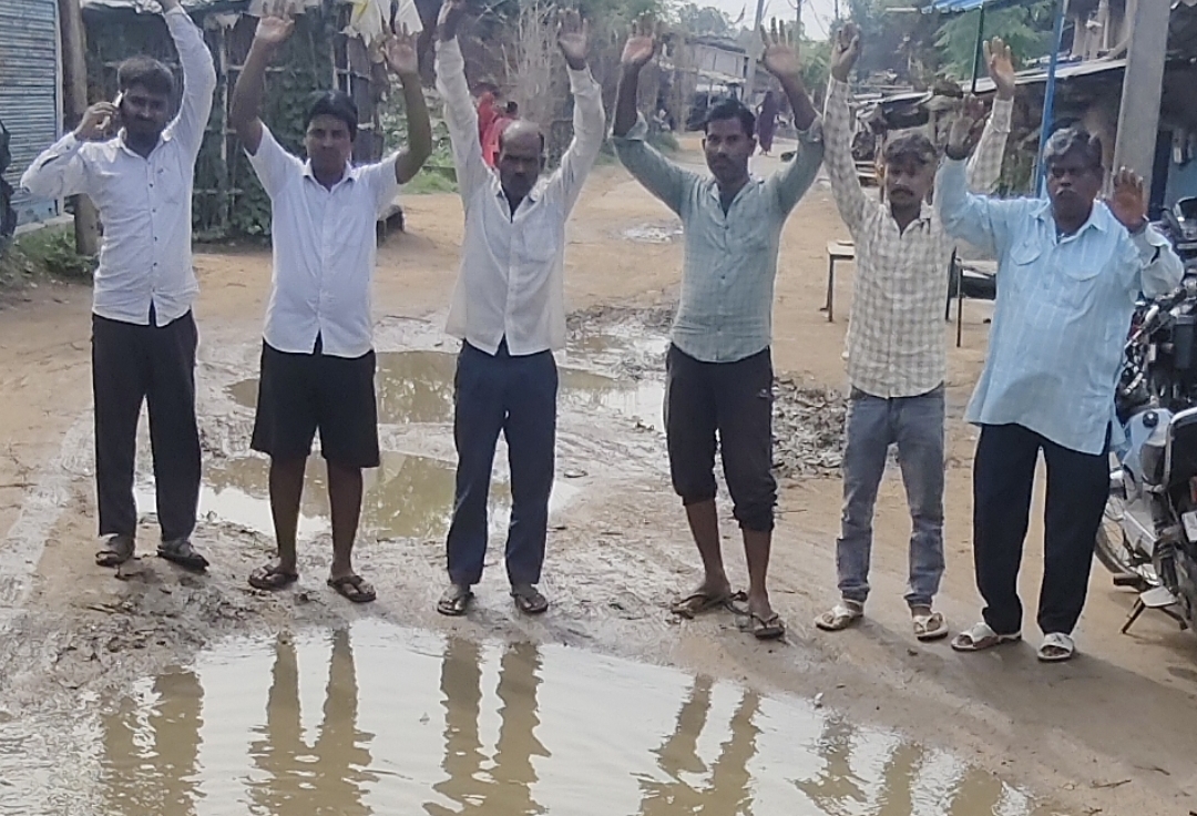 ग्राम मुड़ीसेमर से झारखंड जाने वाला मुख्य मार्ग पूरी तरह जर्जर, ग्रामीणों ने लगाई गुहार