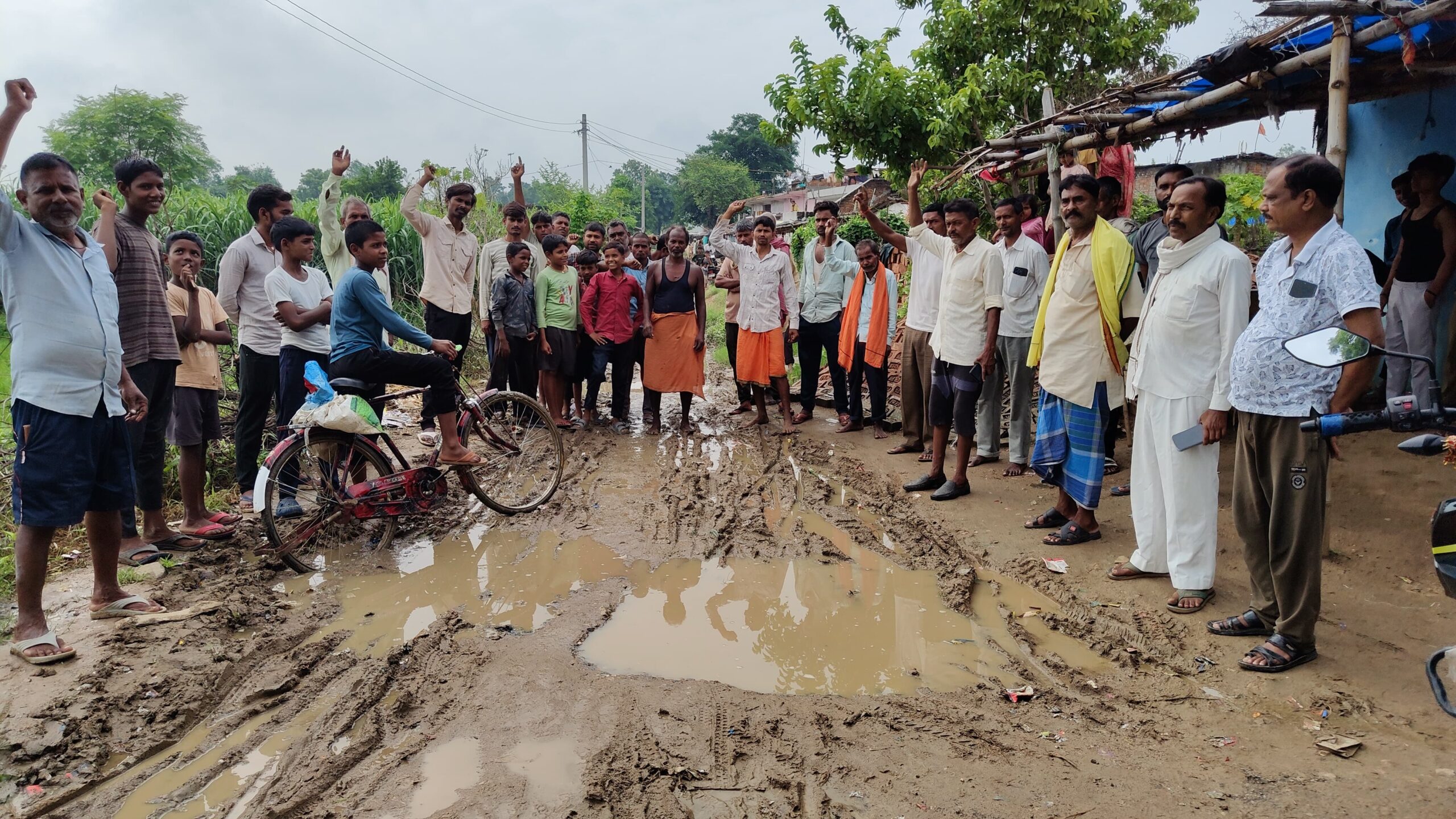 दो किलोमीटर सड़क पर गड्ढों का राज, ग्रामीणों ने किया जोरदार प्रदर्शन रोड नहीं तो वोट नहीं” के नारों से गूंजा मुडिसेमर, तत्काल सड़क निर्माण की मांग