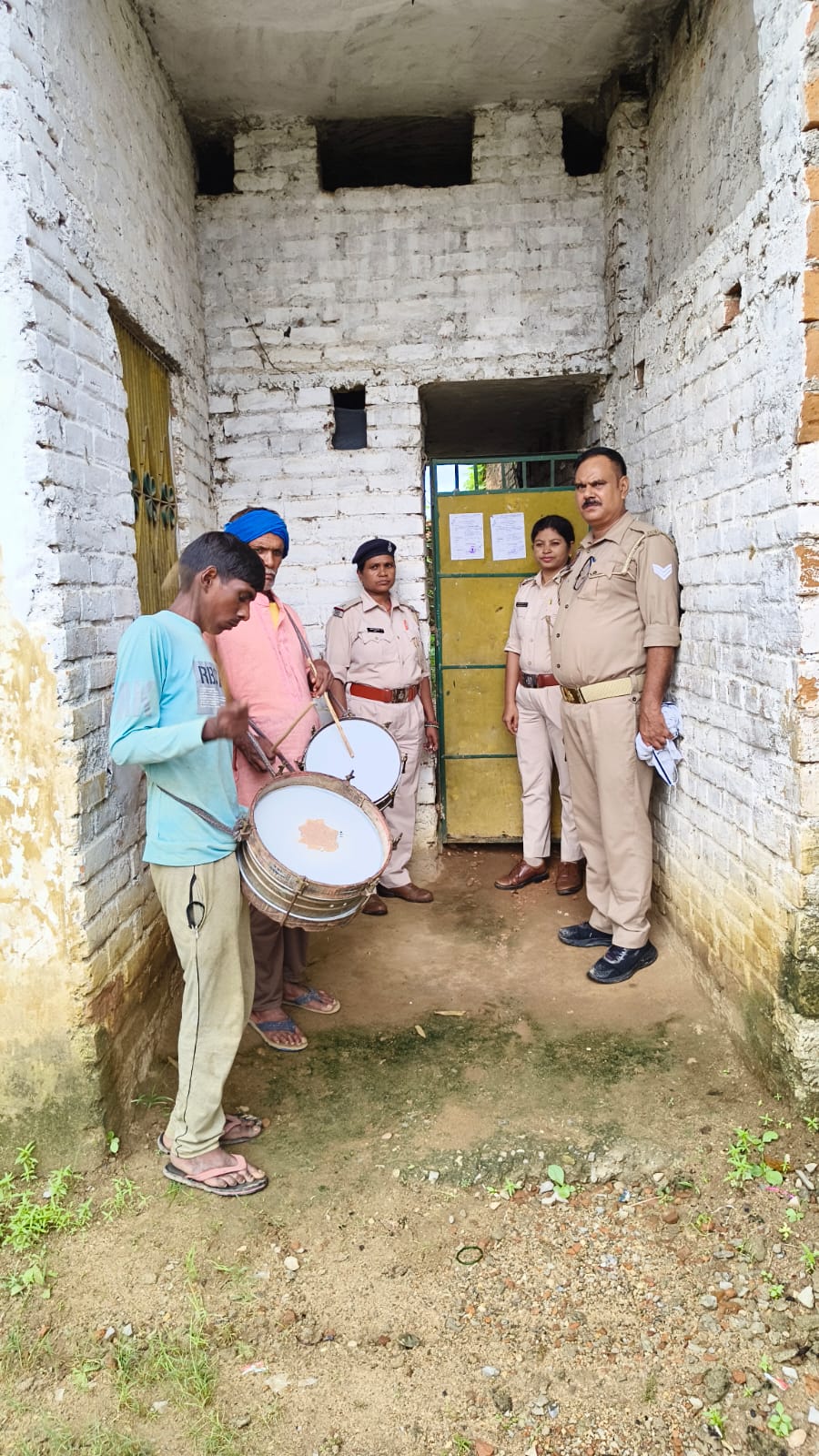 दहेज प्रताड़ना मामले में फरार दो आरोपियों के घर चस्पा हुआ इश्तेहार