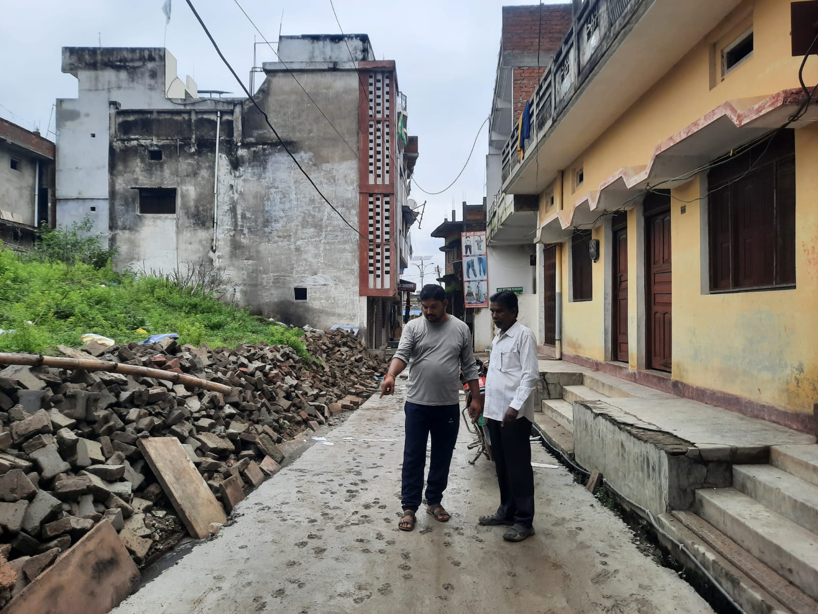 दुद्धी में सीसी सड़क निर्माण में अनियमितता पर उठे सवाल, मनोनीत सभासद ने रुकवाया काम
