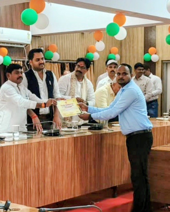 जिला उत्कृष्ट शिक्षक सम्मान से सम्मानित हुए अनुराग सिंह यादव