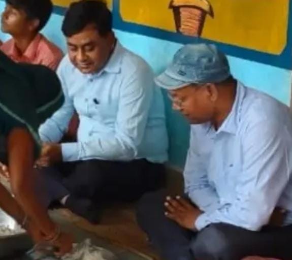 एसडीएम ने कम्पोजिट विद्यालय का किया निरीक्षण, बच्चों के साथ बैठकर परखा मध्यान्ह भोजन की गुणवत्ता