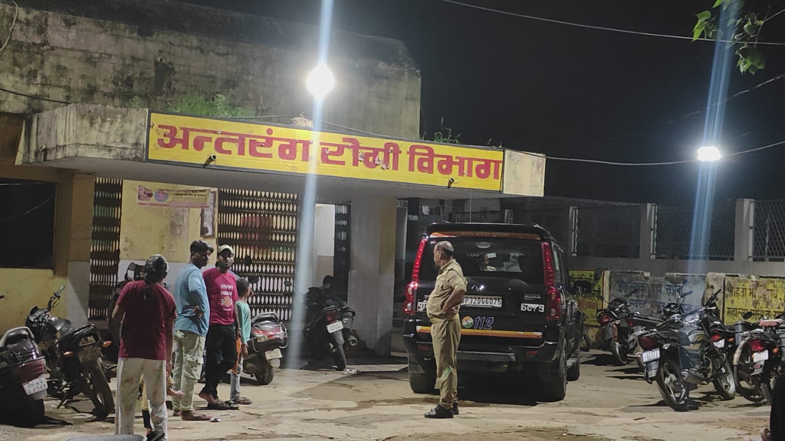 अनियंत्रित बाइक पेड़ से टकराई, दो युवक गंभीर घायल, जिला अस्पताल रेफर