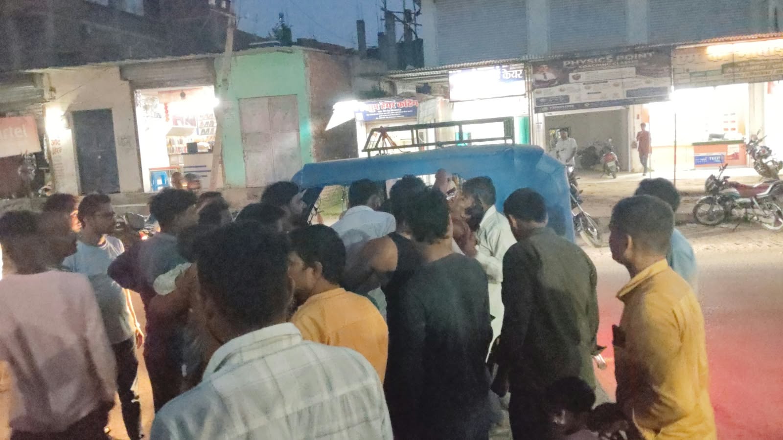 तेज रफ्तार बाइक ने महिला को मारी जोरदार टक्कर, सड़क पर घसीटता रहा बाइक सवार