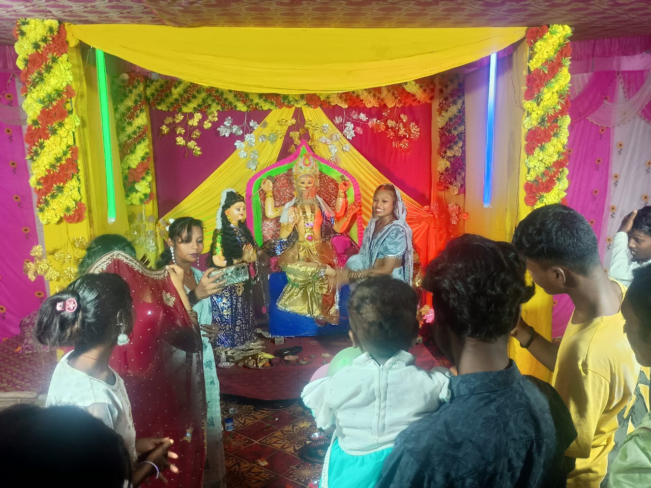 विंढमगंज रेलवे स्टेशन पर भव्य विश्वकर्मा पूजा का हुआ आयोजन     विधि-विधान से हुई पूजा-अर्चना, जयकारों और भक्तिमय माहौल से गूंजा रेलवे परिसर