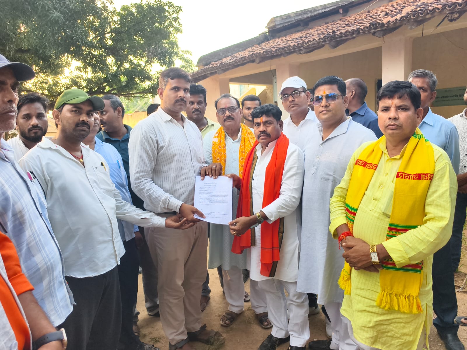 जर्जर भवन देख भड़के राज्य मंत्री, बोले- दरार पड़ी दीवार और खपड़ैल छत से टपकता है पानी