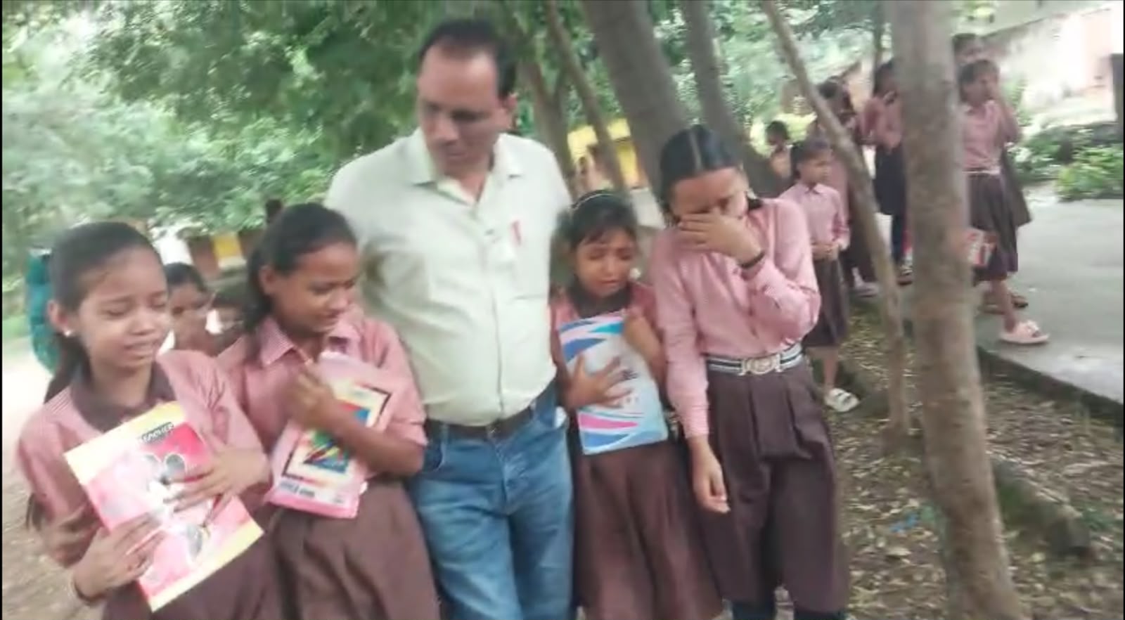 गुरुजी के तबादले की खबर सुन बिलख पड़े बच्चे