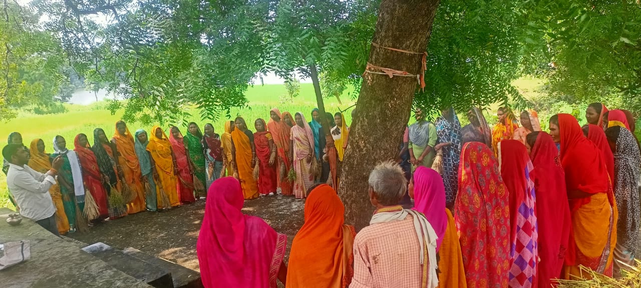 डिहवार बाबा के दरबार में महिलाओं ने की पूजा, गांव में सुख-शांति की कामना