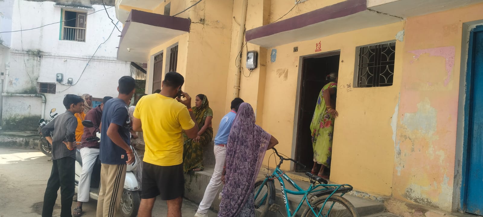 ठगों ने साफ-सफाई के बहाने महिला से ढाई लाख के जेवर उड़ाए, सीसी कैमरे में कैद हुए आरोपी