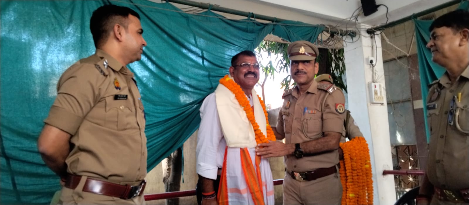 क्षेत्राधिकारी के चालक मनोज सिंह का आजमगढ़ स्थानांतरण, पुलिसकर्मियों ने दी भावभीनी विदाई