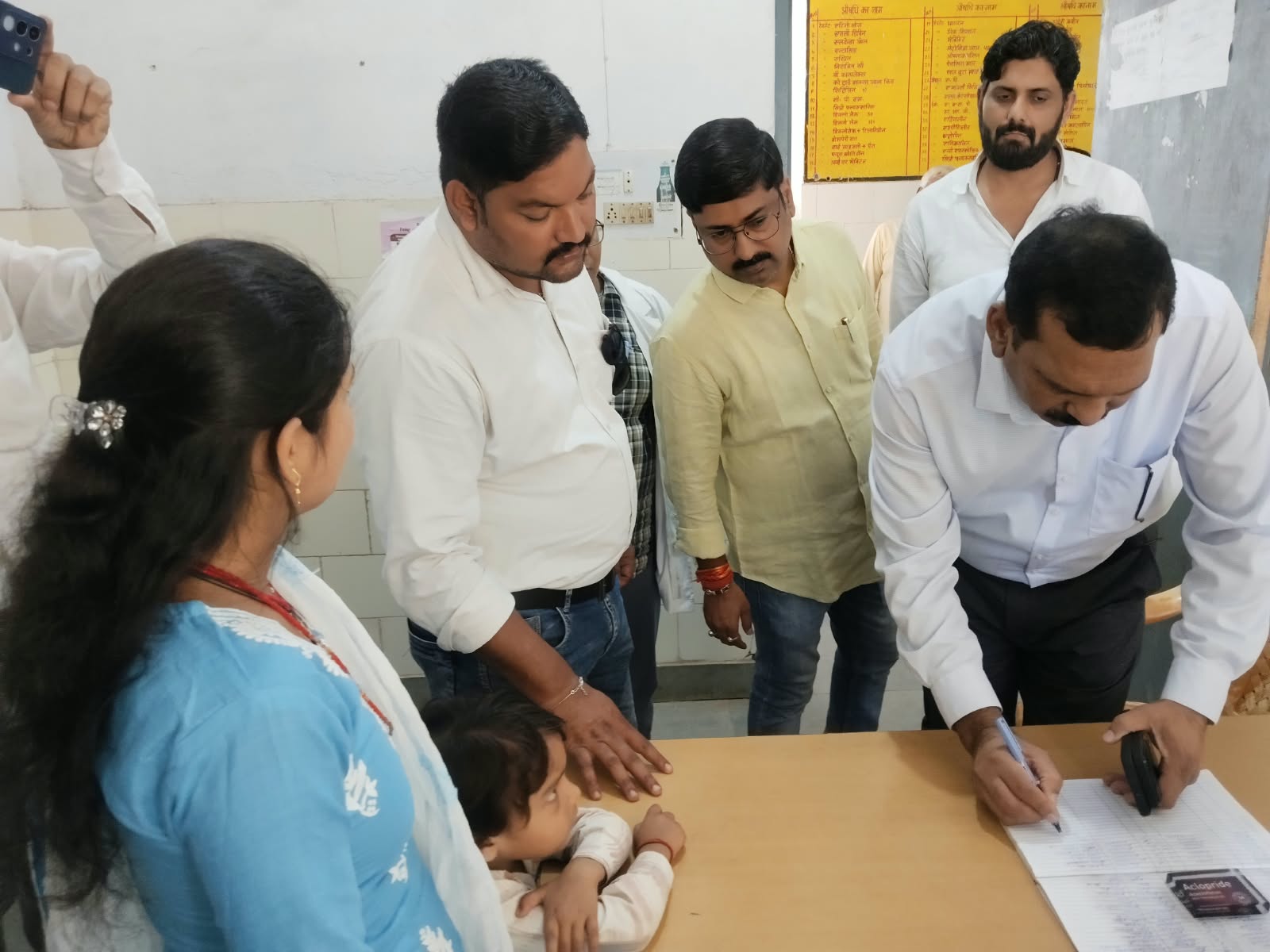 सीएमओ के औचक निरीक्षण से मचा हड़कंप, बाहर की दवा लिखने पर कार्रवाई की चेतावनी