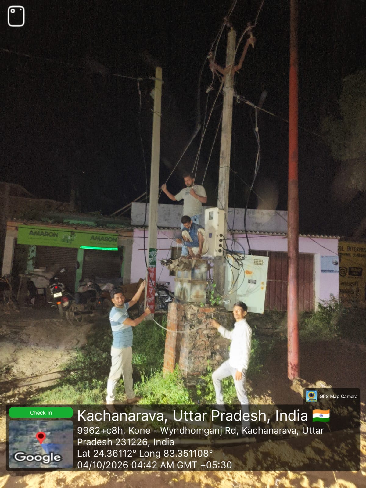 आरसीसी सड़क निर्माण के बाद बिजली के तार नीचे आए, कचनरवा बाजार में बना खतरा