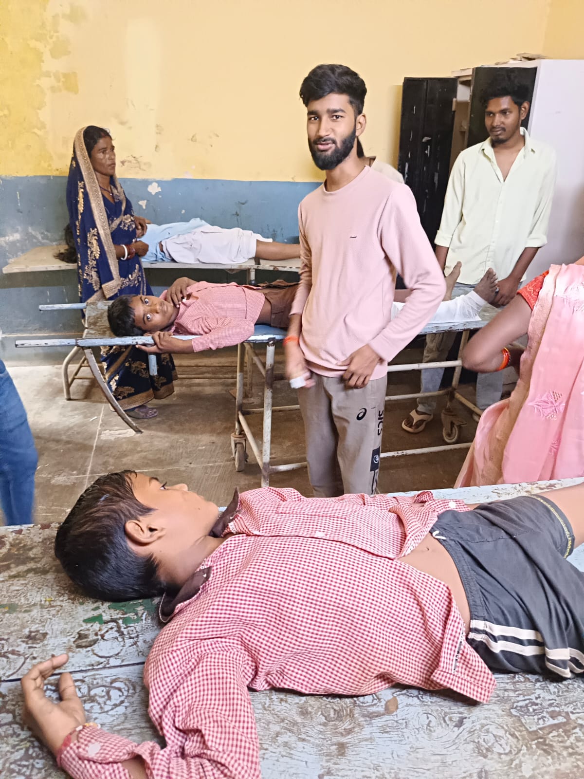 स्कूल जा रहे चार छात्र छात्राओं को नाबालिक बाइक सवार युवक ने मारी टक्कर सभी घायल,रेफर 