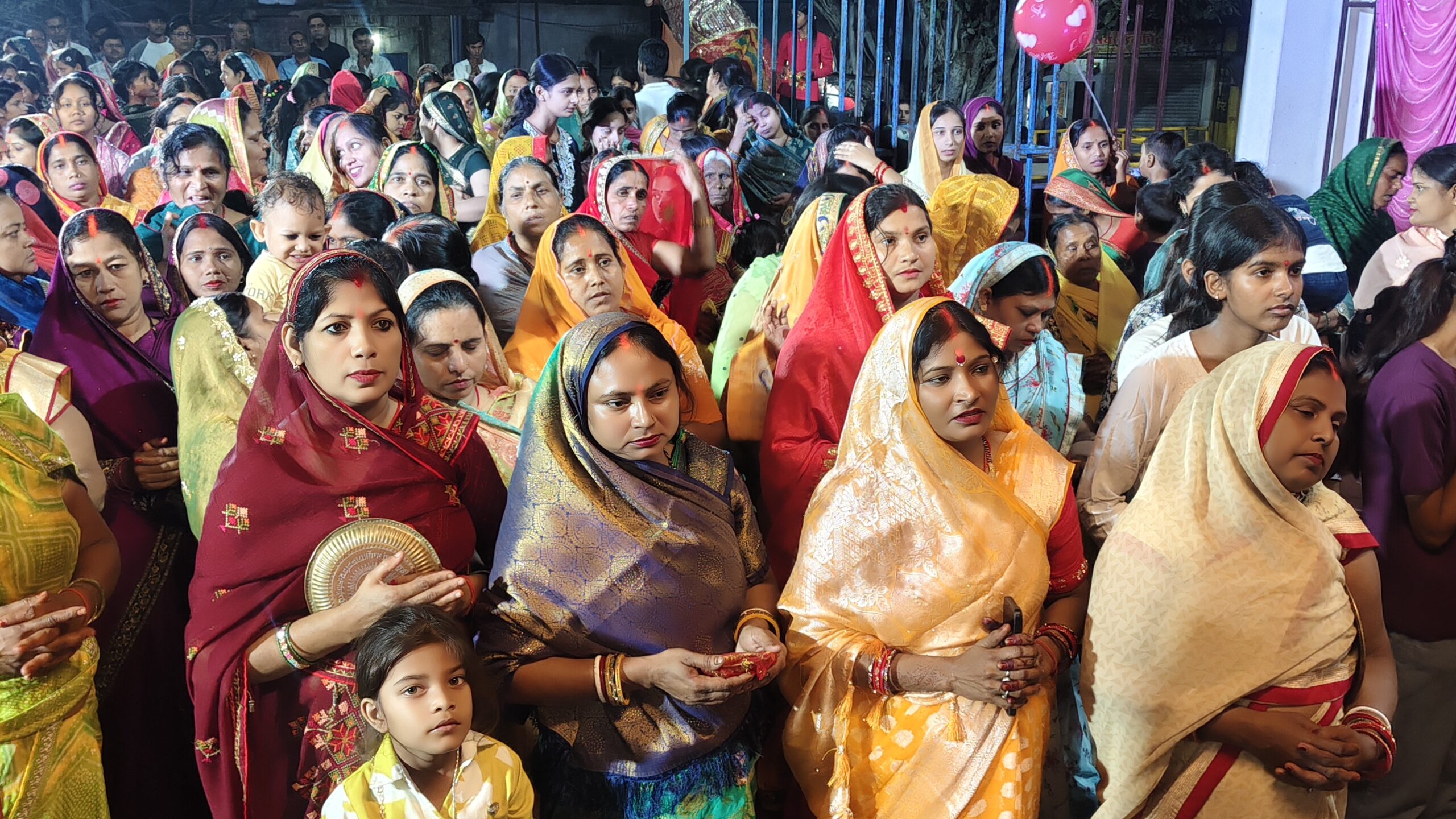 विंढमगंज मां काली दुर्गा पीठ में उमड़ा आस्था का जनसैलाब, भव्य संध्या आरती में भावविभोर हुए श्रद्धालु