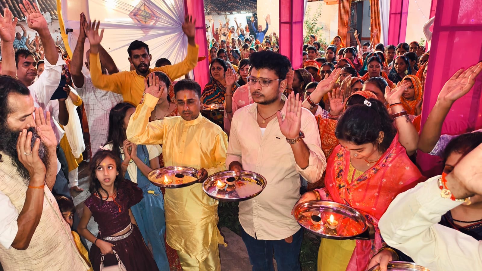 मां चंद्रघंटा की आरती में उमड़ा श्रद्धालुओं का जनसैलाब