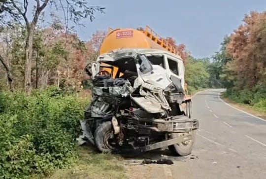 हाथीनाला में हाइवा और बल्कर की आमने-सामने टक्कर, केबिन में फंसा चालक, दो घायल