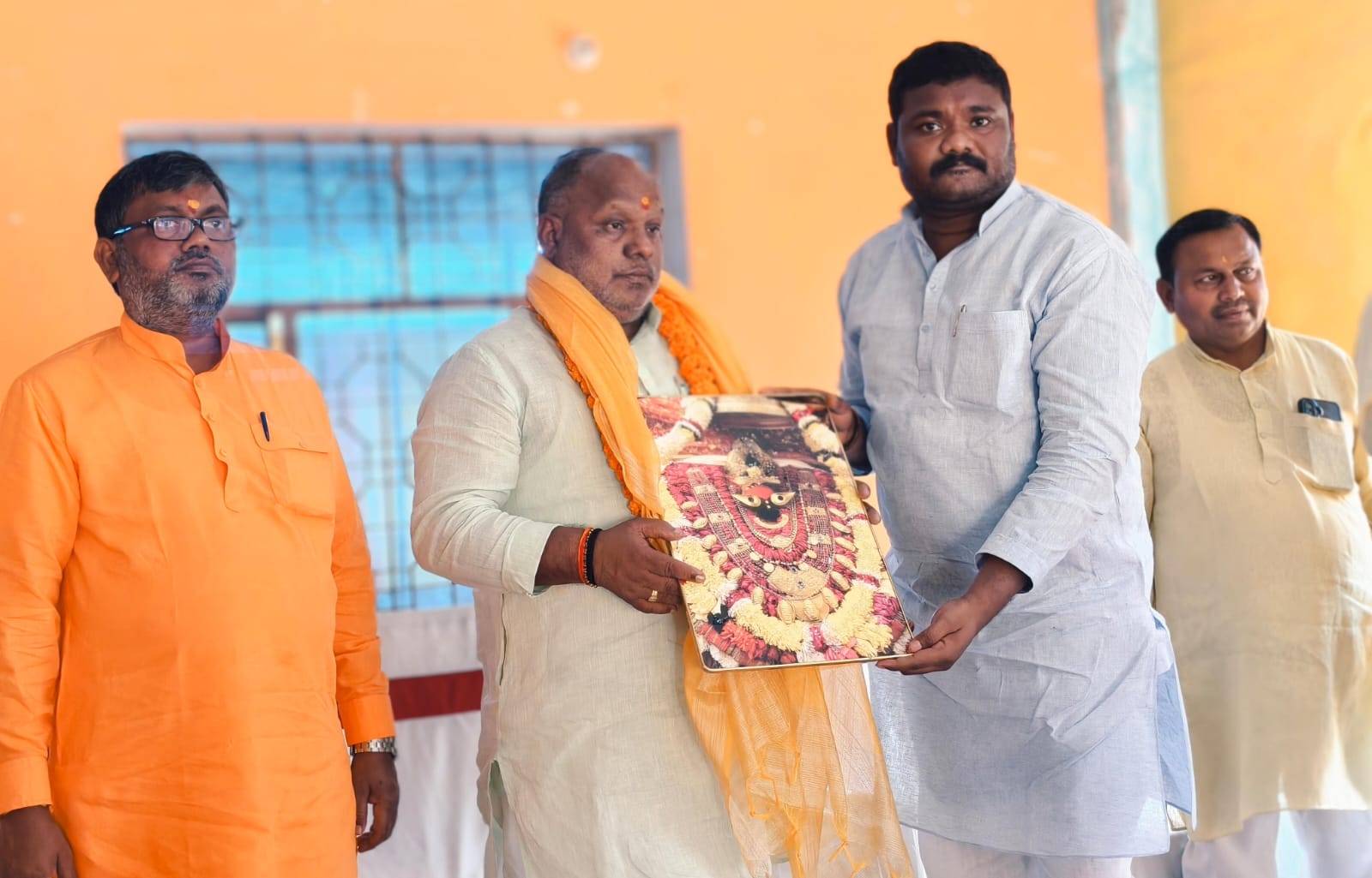 विंढमगंज में राज्य मंत्री हंसराज विश्वकर्मा का स्वागत, स्नातक व शिक्षक निर्वाचन को लेकर की बैठक